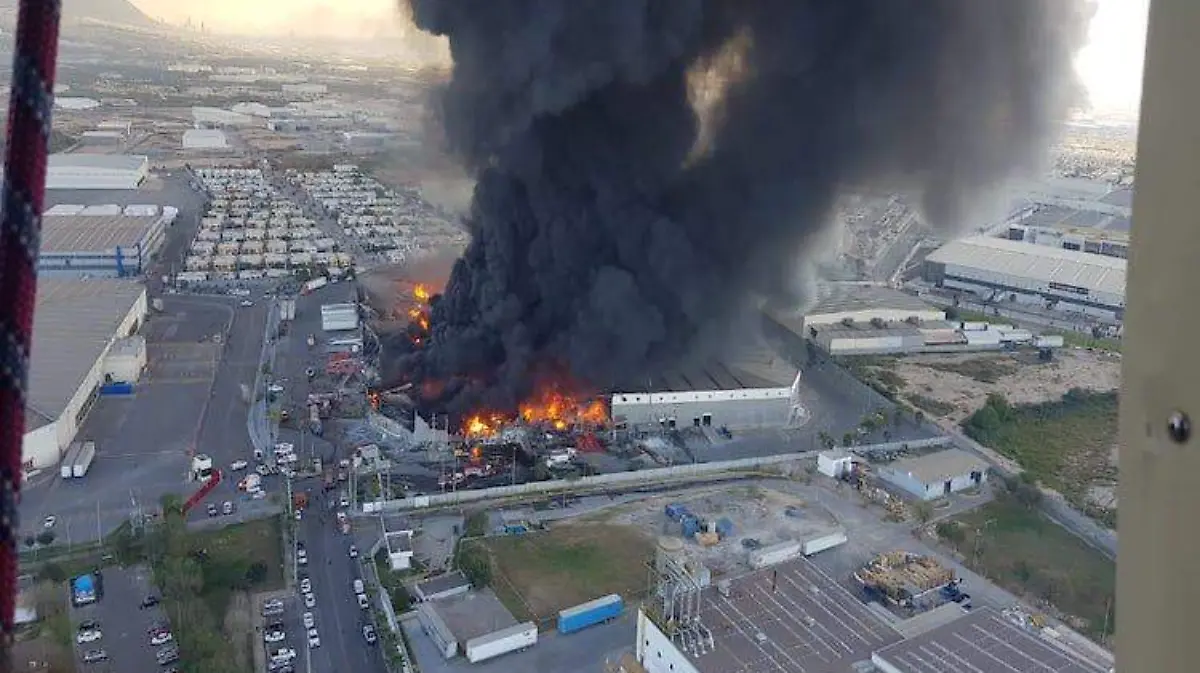 Incendio consume almacen de plástico en Nuevo León 2