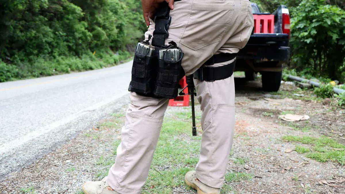 Retener de supuestos policías en las carreteras de Chiapas (1)