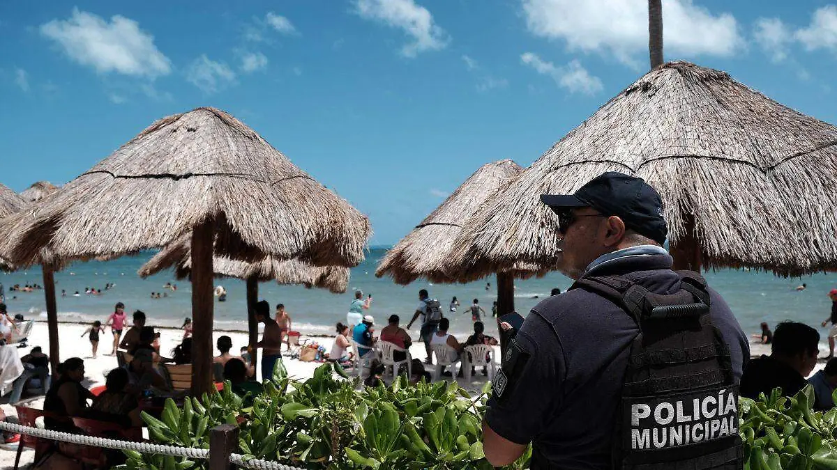 Policía en zona hotelera de Cancún