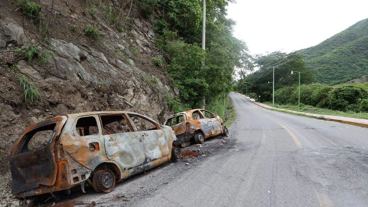 Automóviles calcinados tras ser ocupados para bloquear carreteras en Motozintla
