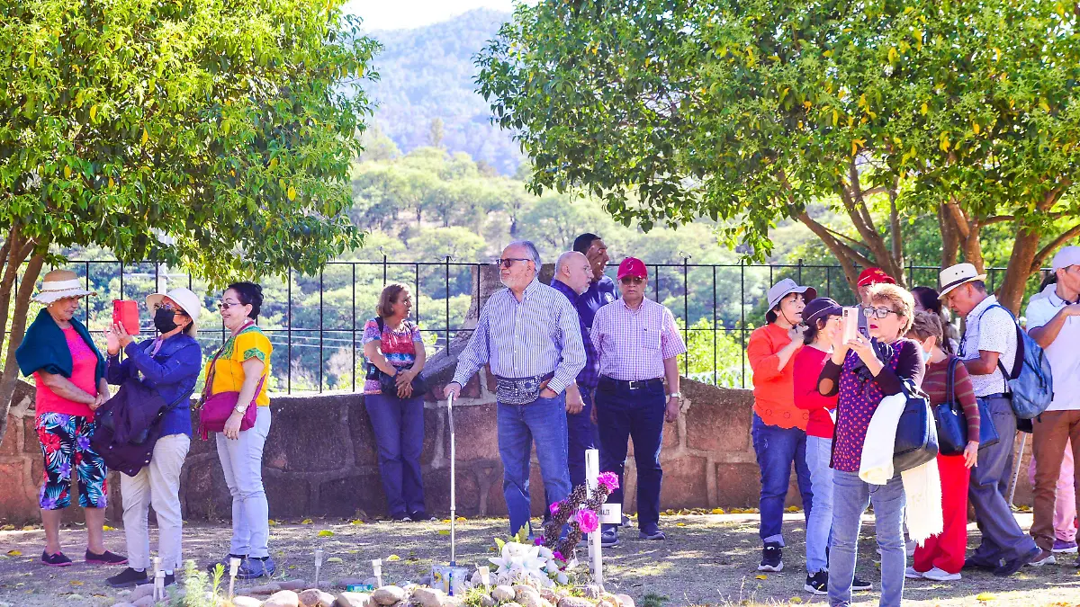 T2 GERA- Turistas visitan iglesia de cerokawi (5)