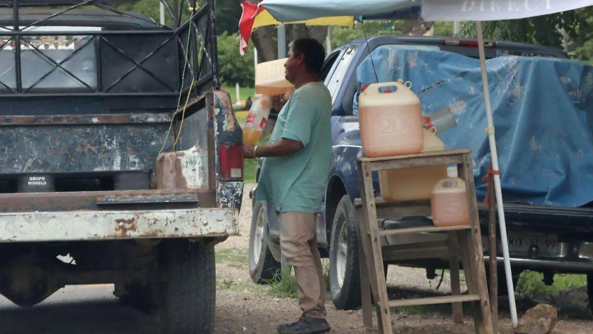 Negocios a pie de las carreteras de Chiapas venden combustible robado