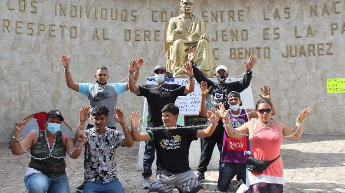 Migrantes protestan encadenados en tapachula