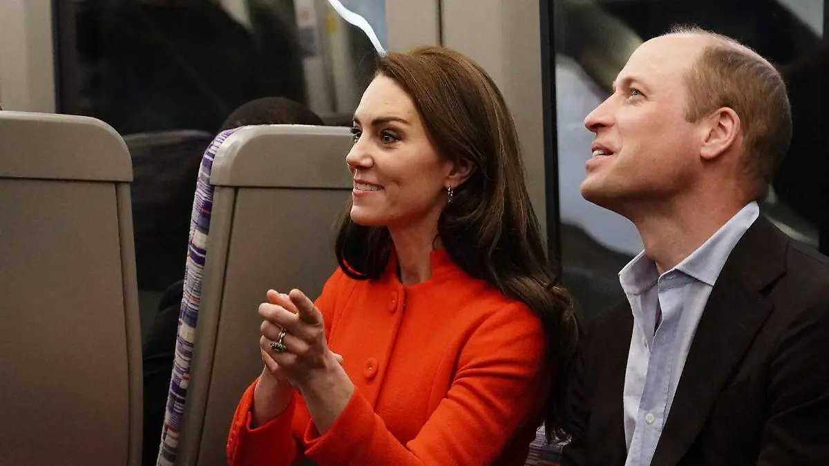 Principes William y Kate en el Metro