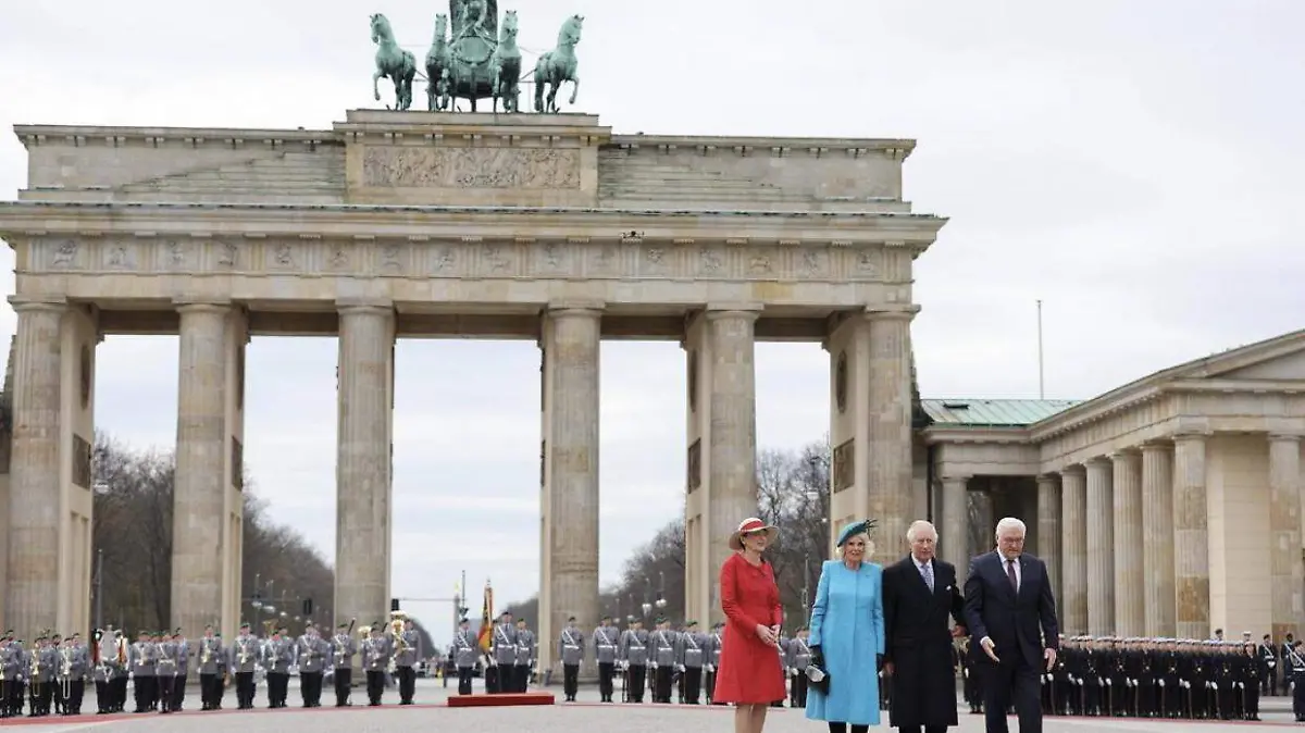 Fueron recibidos con honores militares frente a la Puerta de Brandenburgo / Foto: @buckinghampalaceroyal