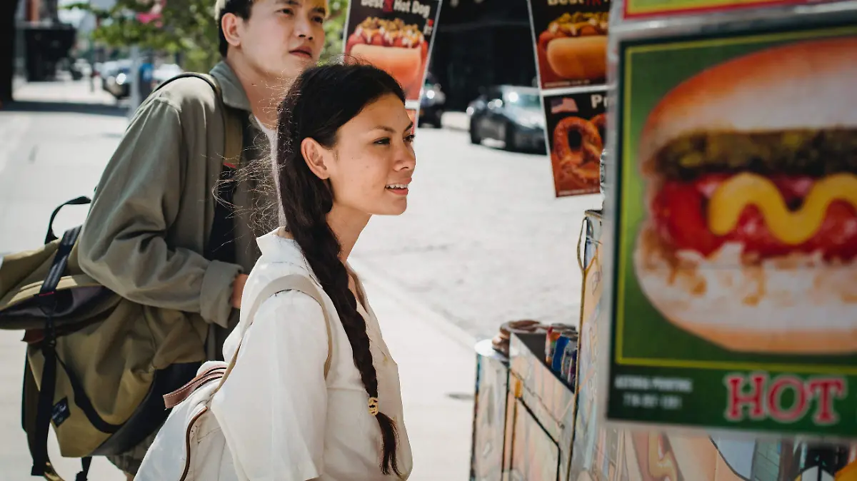 jóvenes piensan comer alimentos chatarra