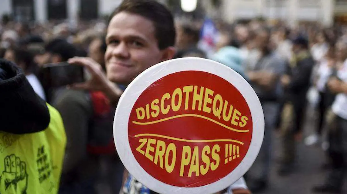Protestas en Francia contra el certificado de vacunación