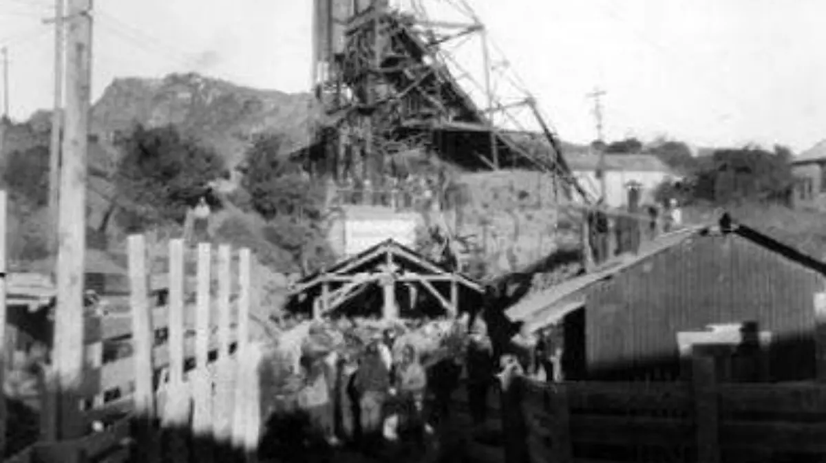 Trabajadores en la entrada de una mina