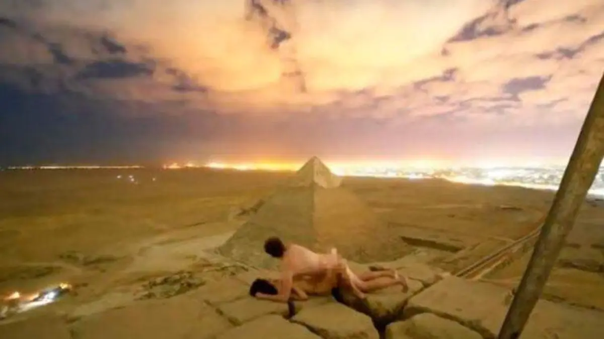 Piramide-Giza_egipto_pareja-desnuda