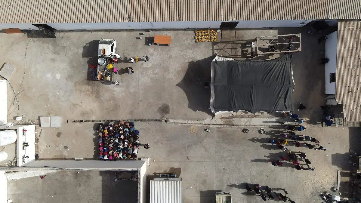 FOTO 1 - HACER ZOOM A PRISIONEROS DE RODILLAS