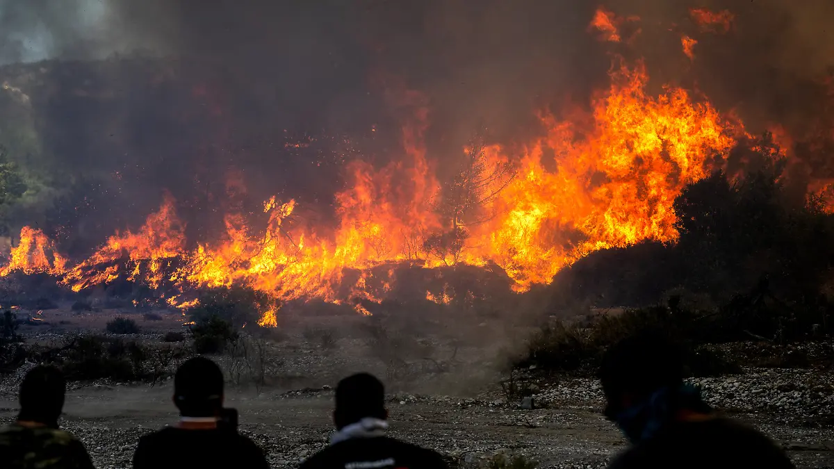 Grecia ofrecerá vacaciones gratuitas a los turistas que abandonaron Rodas por el incendio