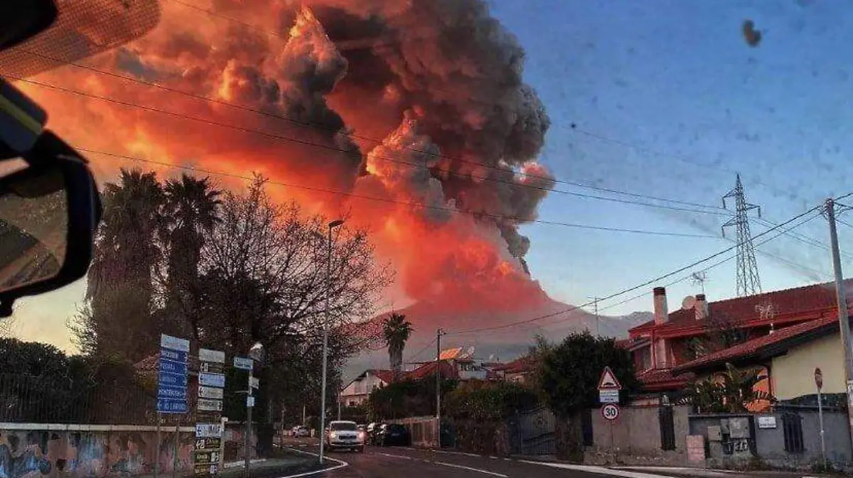 erupcion del volcan etna italia