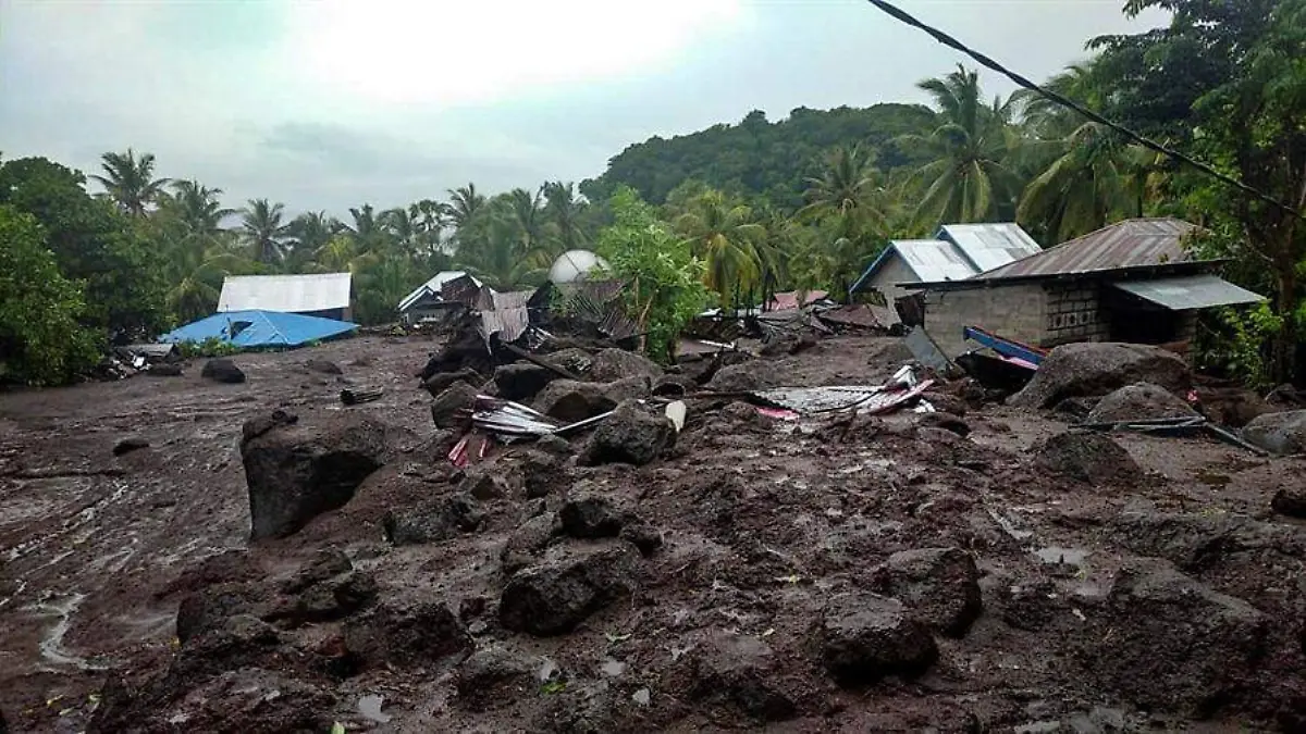 Inundaciones en Indonesia deja al menos 43 muertos y 27 desaparecidos 