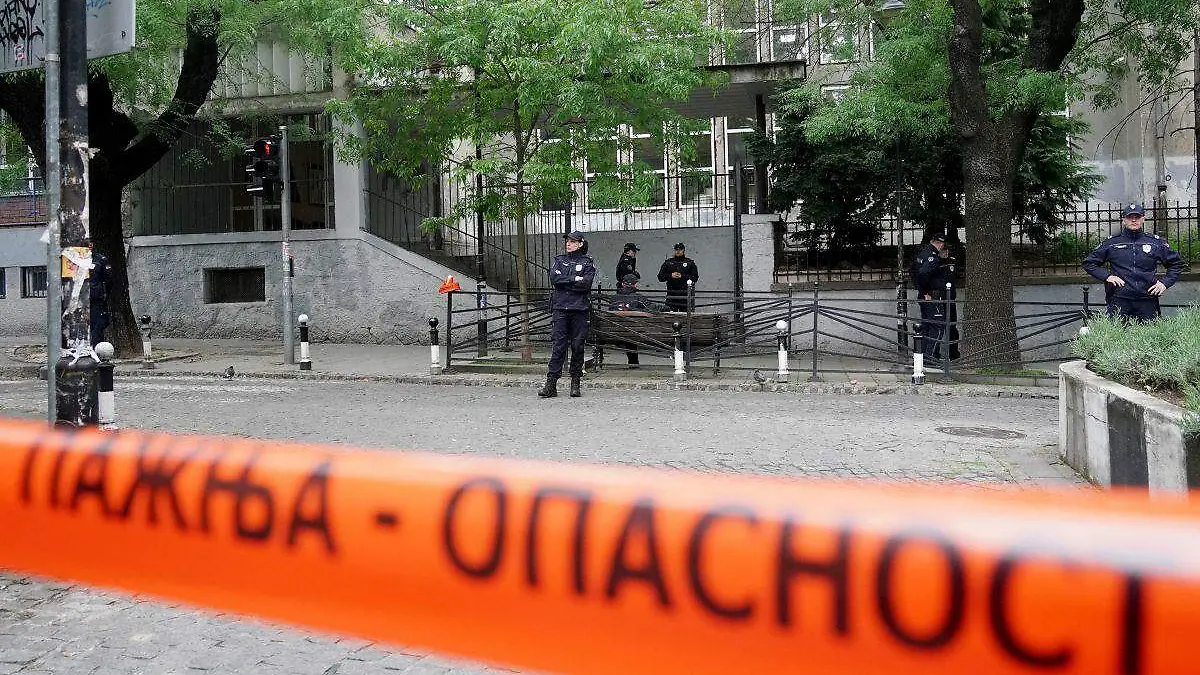 Estudiante mata a ocho compañeros y un guardián en tiroteo en escuela de Serbia