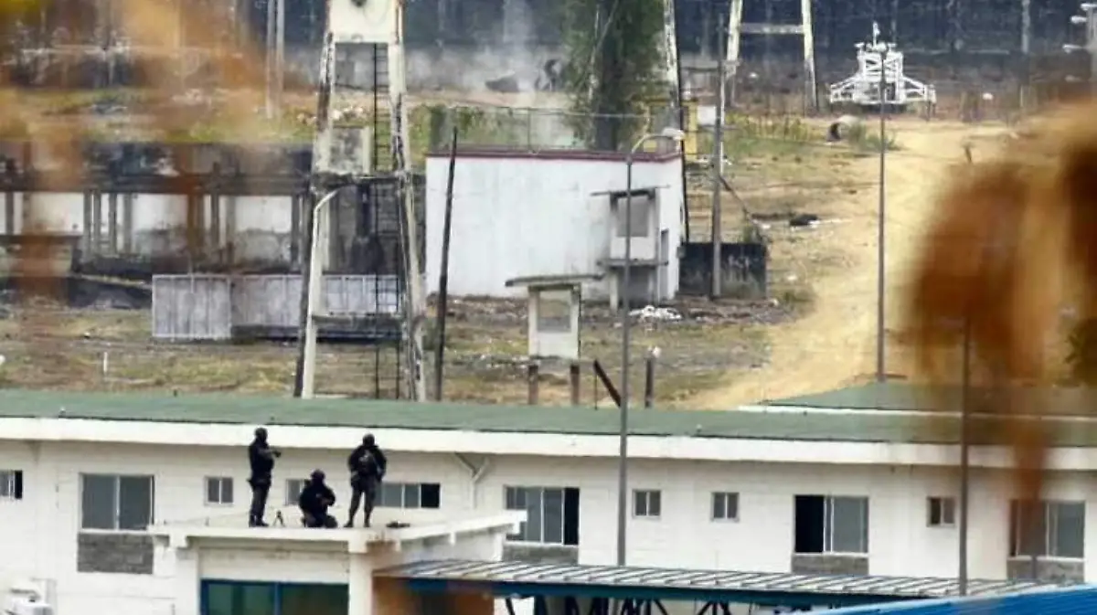 Presos disparan a policías en la cárcel de Ecuador