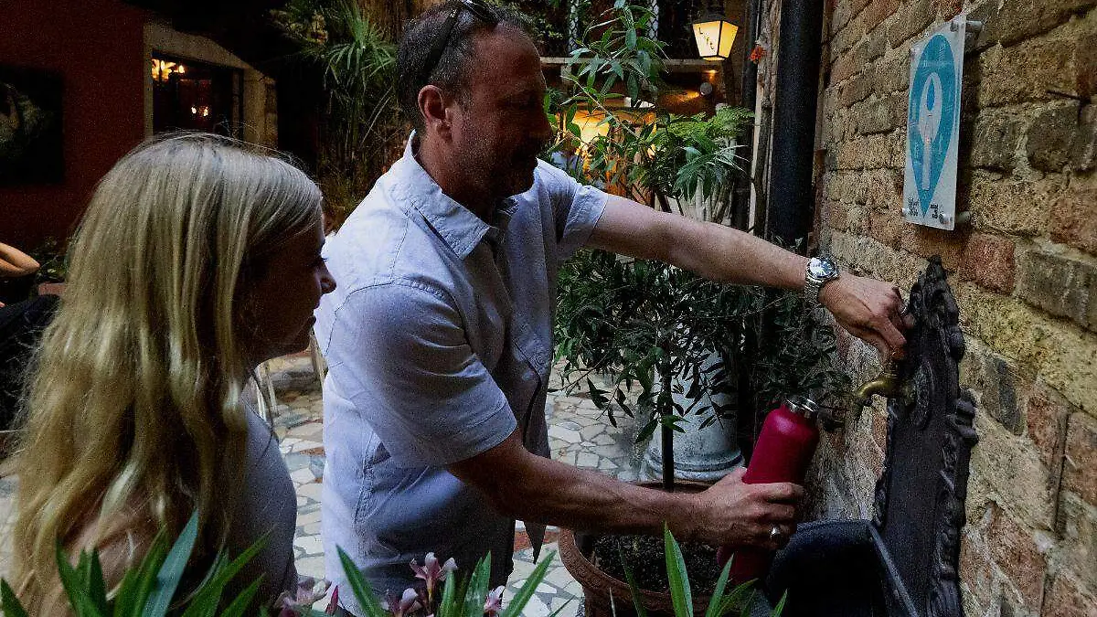 Venecia contra las botellas de agua, un proyectó para eliminar plásticos 