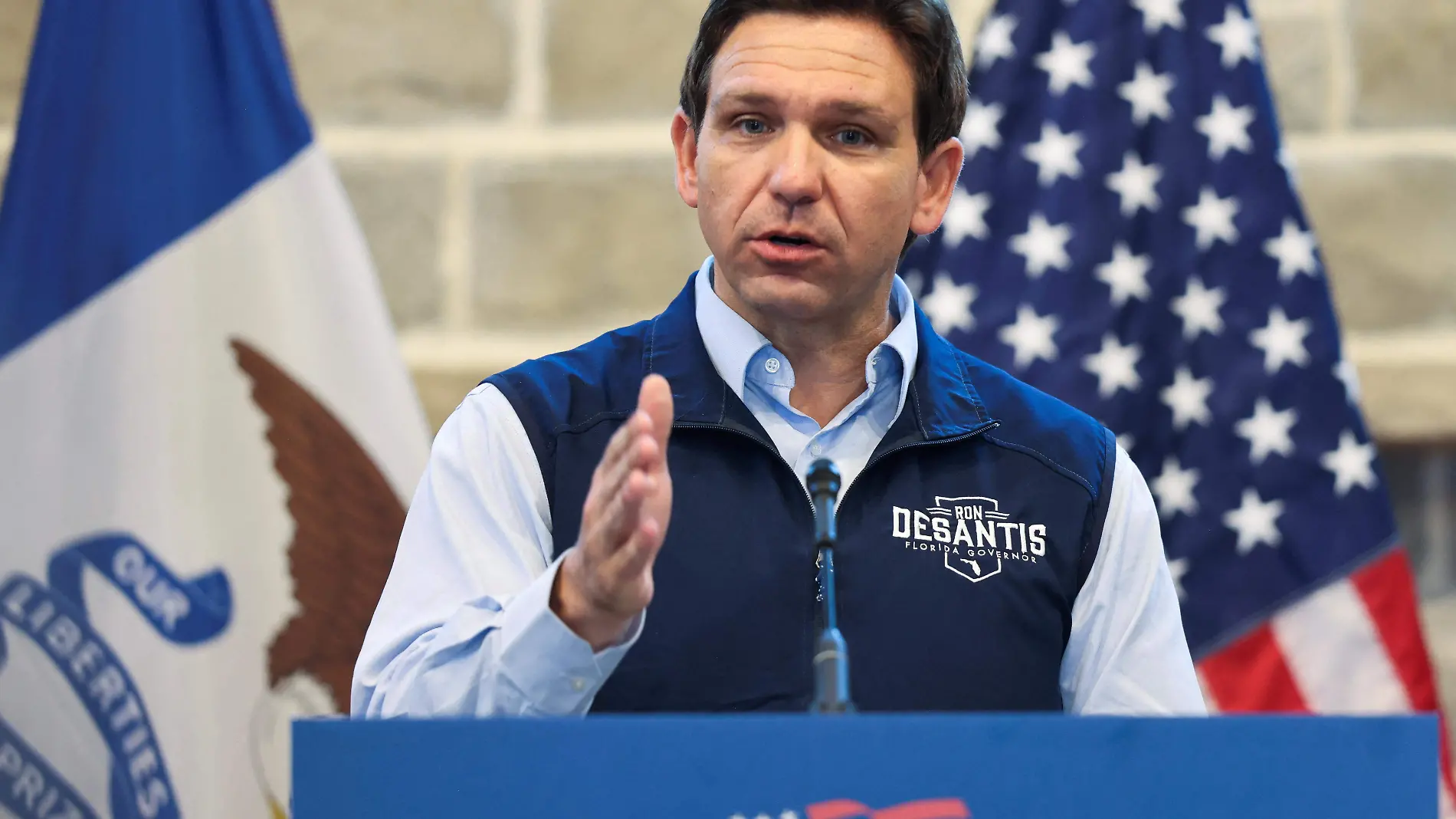 2023-05-31T211016Z_937471391_RC2W91AK54KZ_RTRMADP_3_USA-ELECTION-DESANTIS