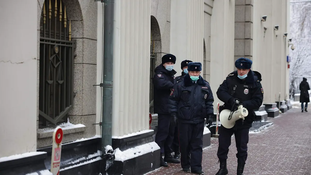 Se amplían facultades de policías en Rusia con ley promulgada por Putin