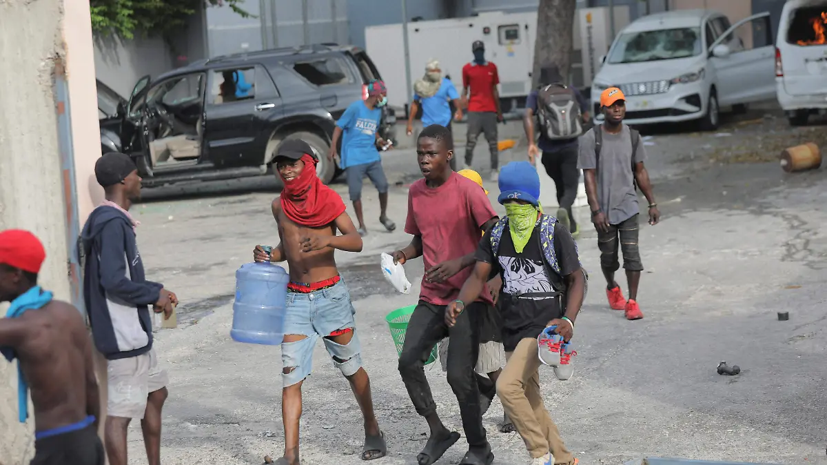 Saqueos y protestas paralizan Haití 3