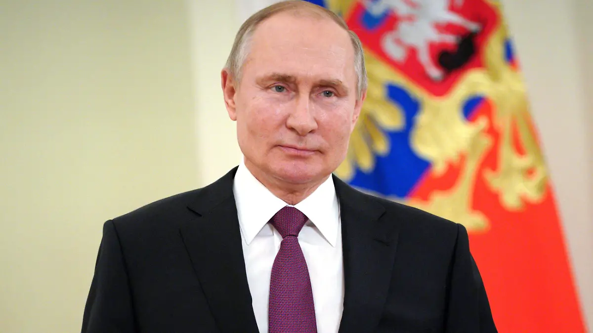 Putin firma la ley que le permite continuar dos mandatos más en Rusia