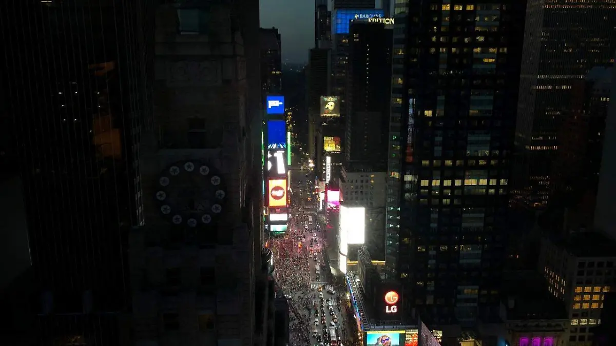 Apagón masivo afecta servicios y transporte en Manhattan
