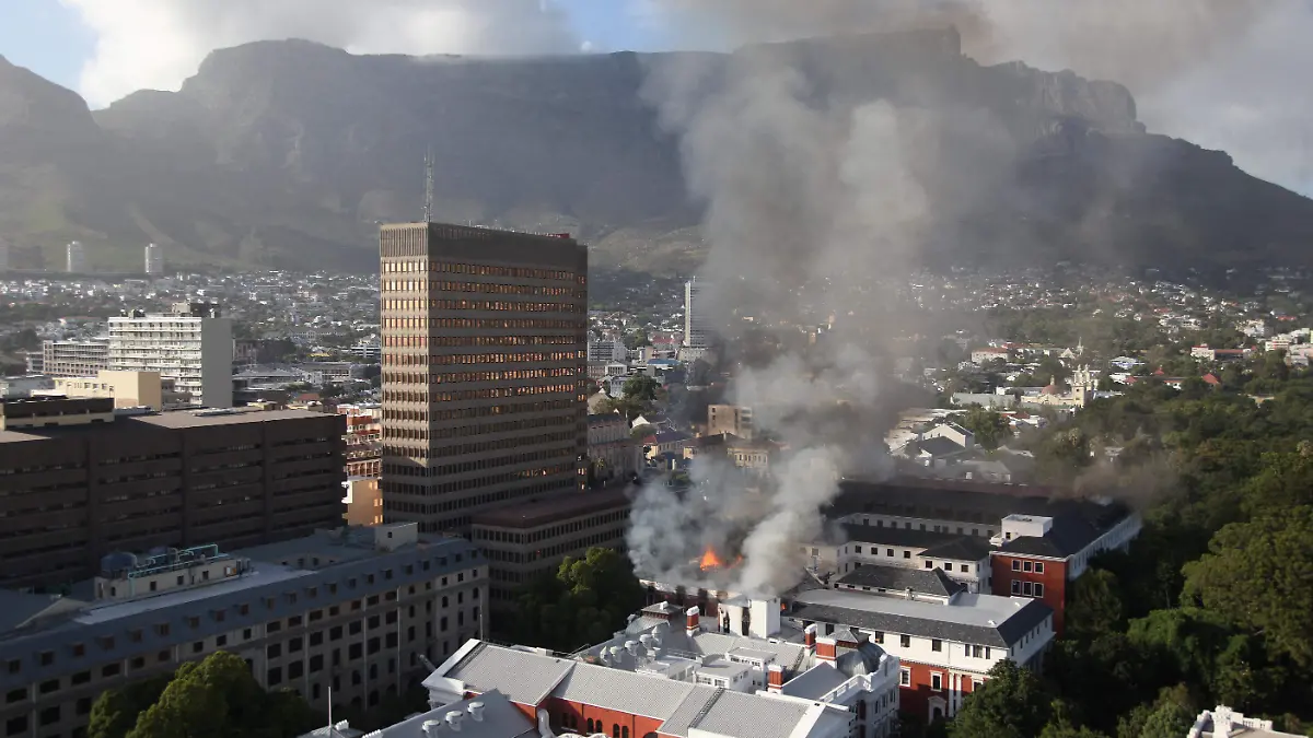 Incendio consume cámara de diputados de Sudáfrica2
