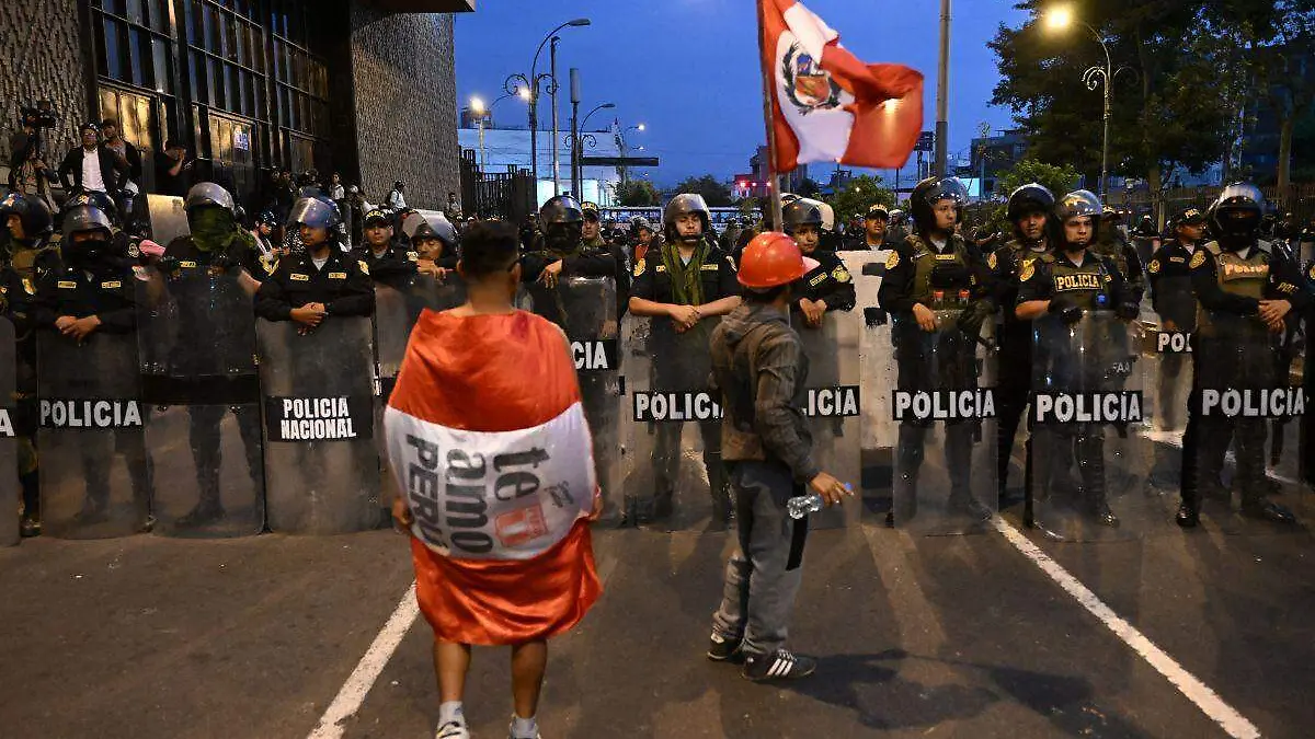 Congreso de Perú bloquea hasta agosto debate sobre adelanto de elecciones