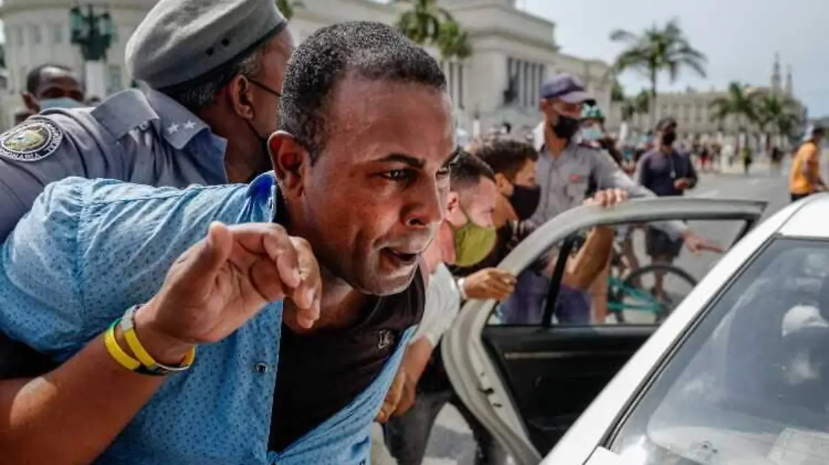Policia de Cuba detiene a manifestantes
