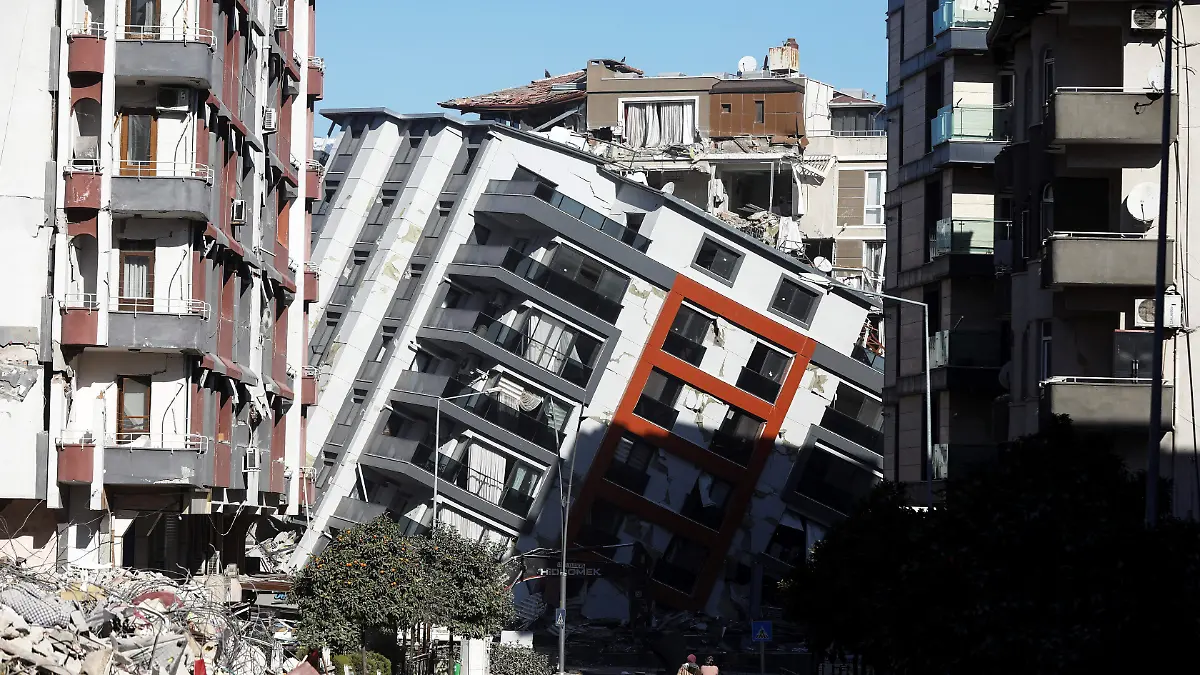 Turquía encarcela a 54 implicados en derrumbe de edificios tras terremotos 