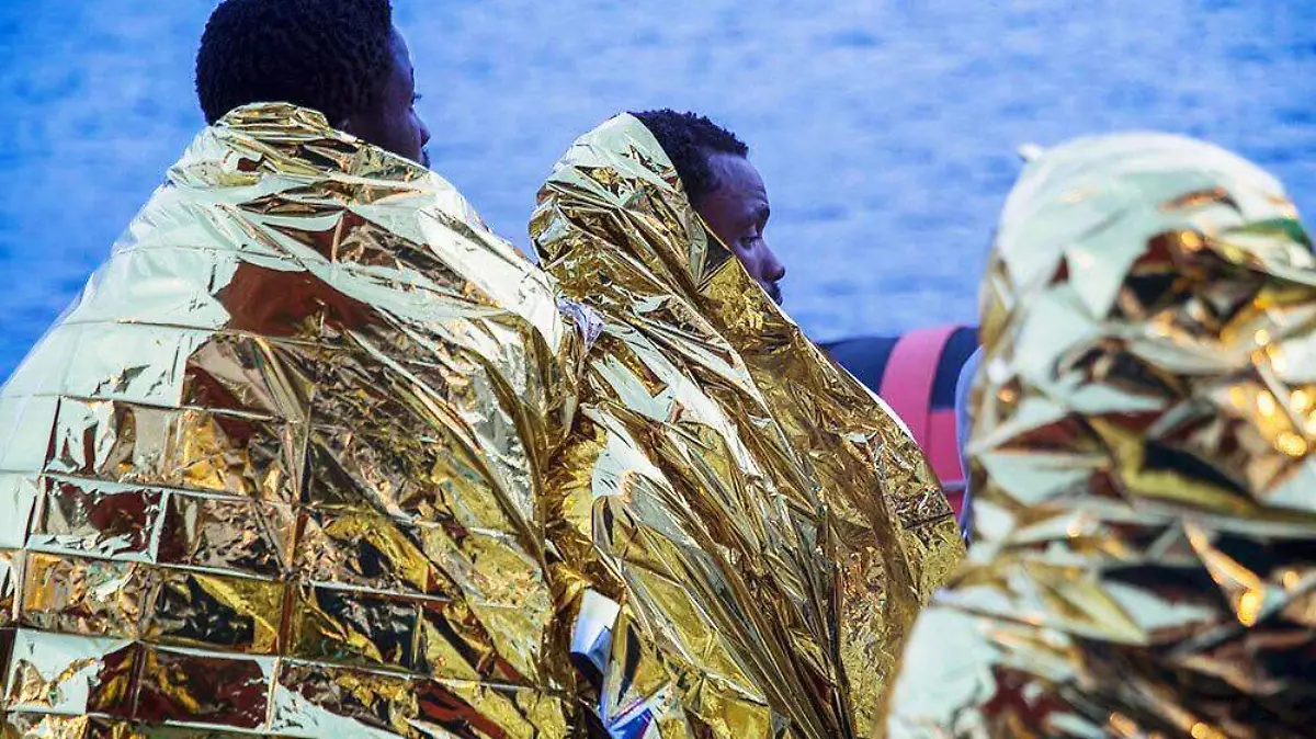 01 PORTADA MSF rescue on May 5 206 rescuing 123 people and transferring them to an Italian ship Anna Surinyach _ MSF 2