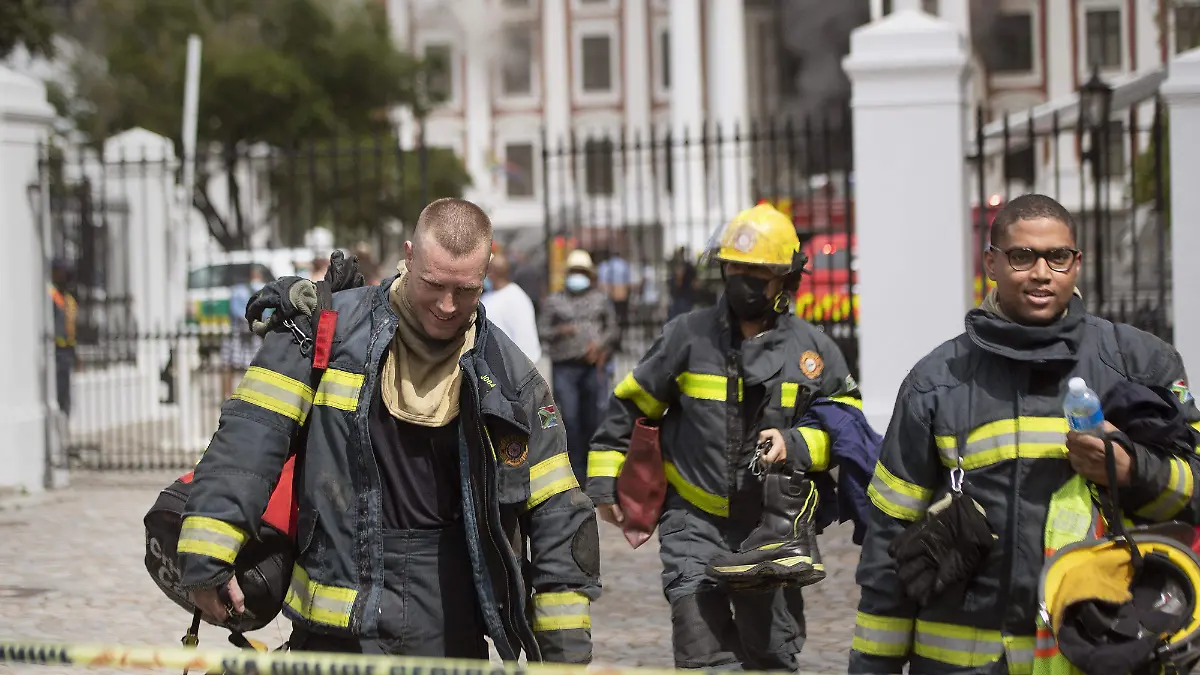 Incendio consume cámara de diputados de Sudáfrica