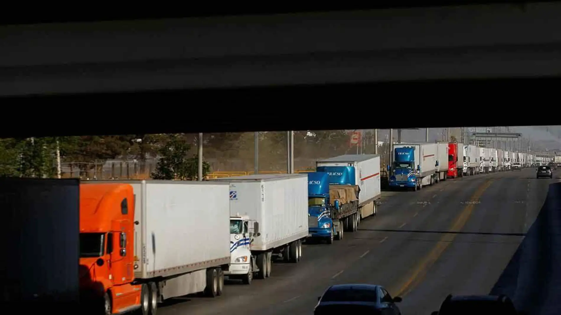 Transportistas-esperan-en-frontera-Mexico-Texas