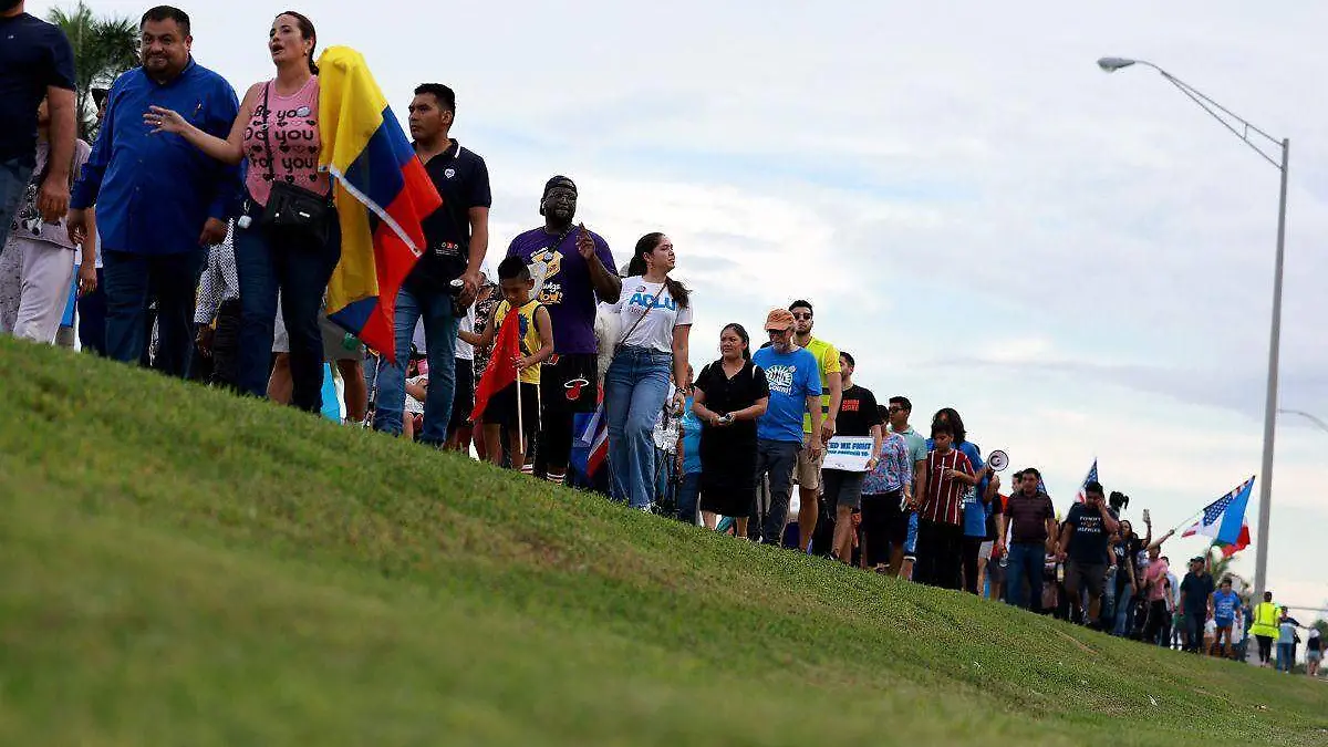 Migrantes protestan contra ley antimigrante en Florida