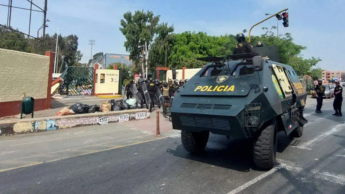 Policía peruana desaloja universidad donde acampaban manifestantes