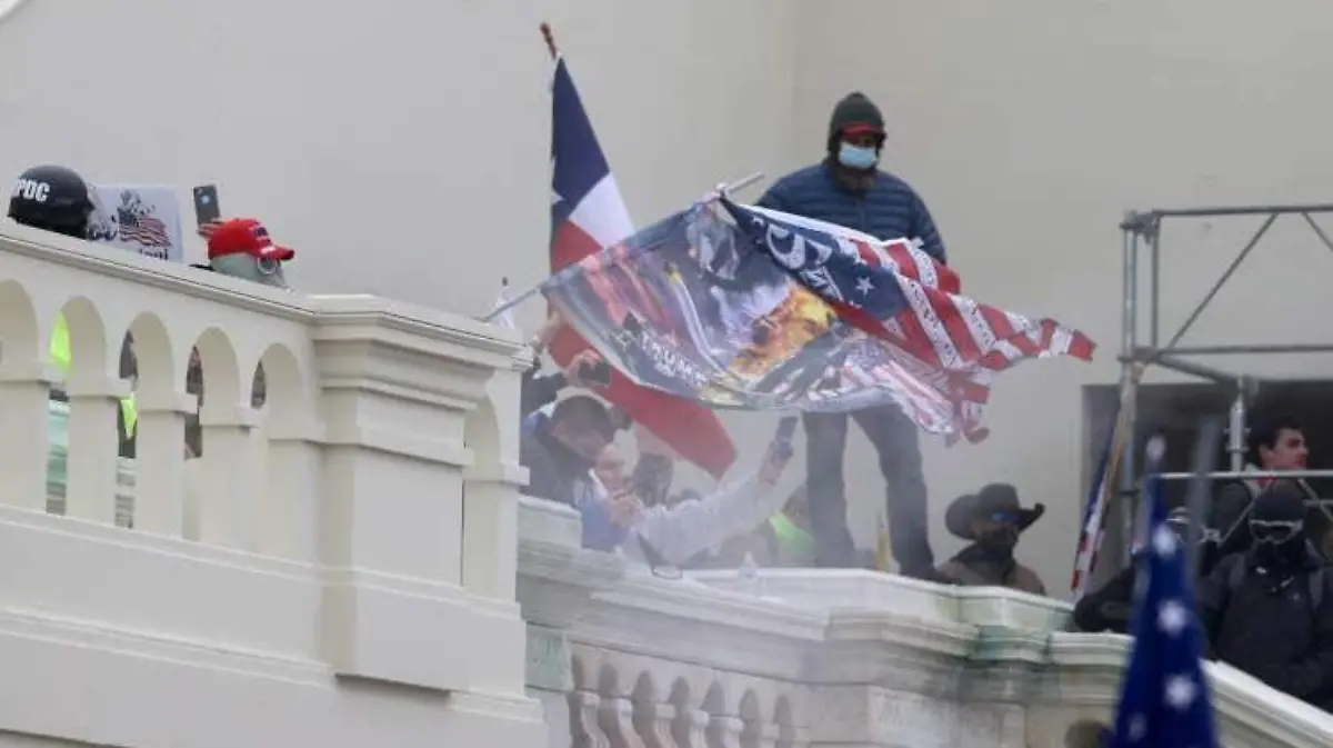 Simpatizantes de Trump en el Capitolio (2)