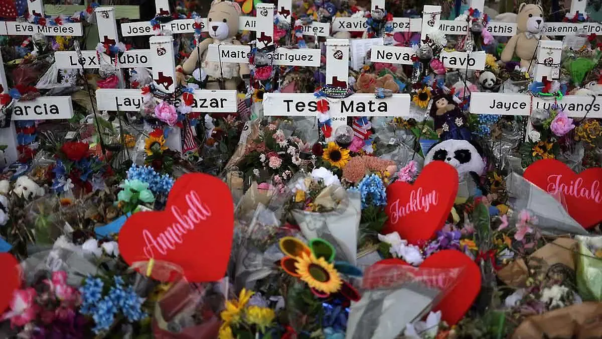 Ofrenda-en-primaria-de-Uvalde-tras-tiroteo