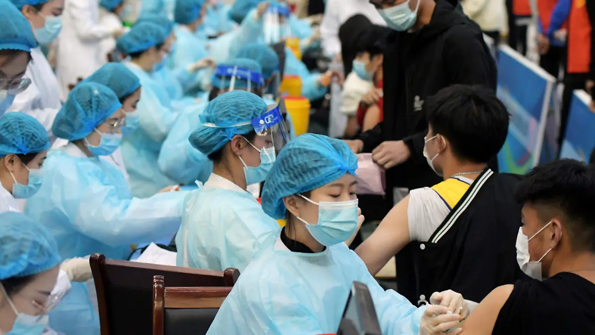 China supera las mil millones de vacunas anticovid administradas 