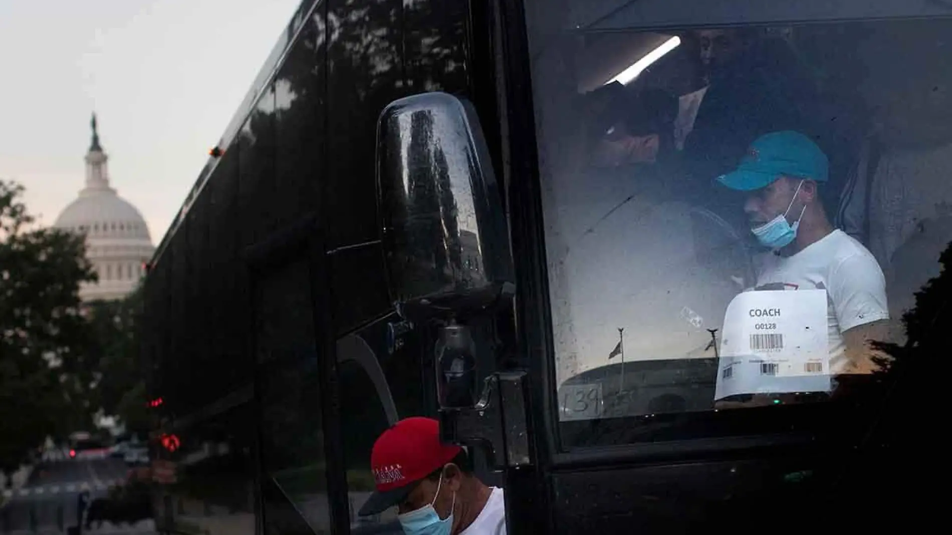 Migrantes-llegan-en-autobuses-desde-Texas