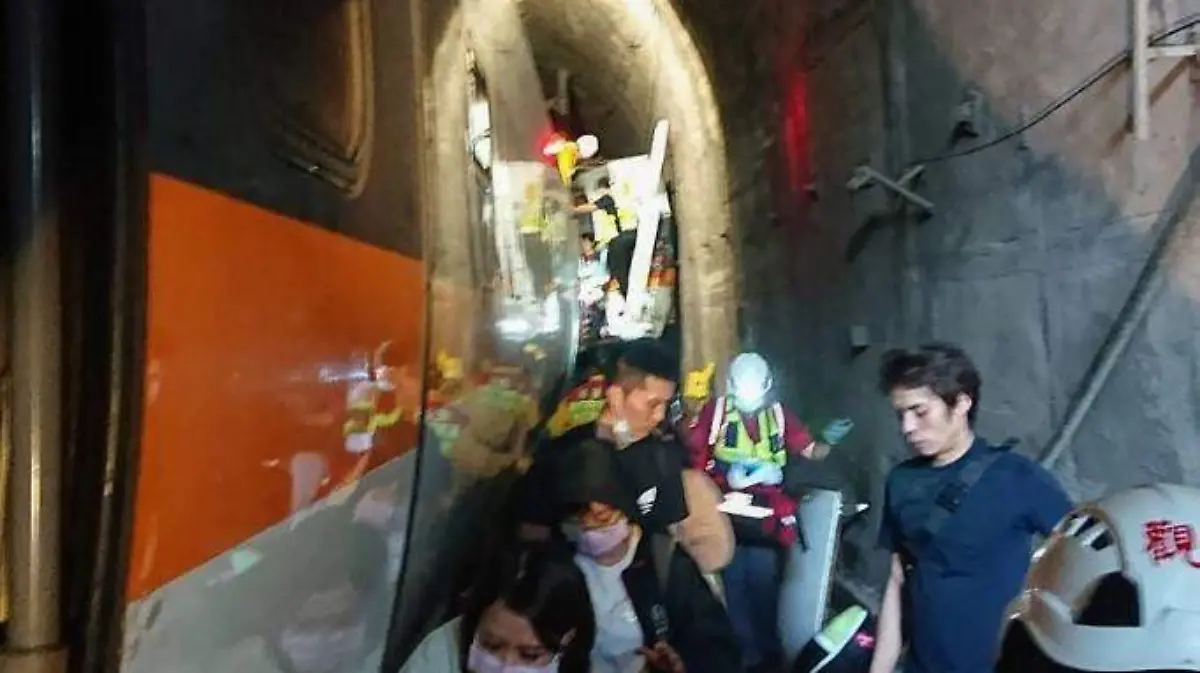 accidente de tren en taiwan  AFP Photo  Taiwan Red Cross (1)