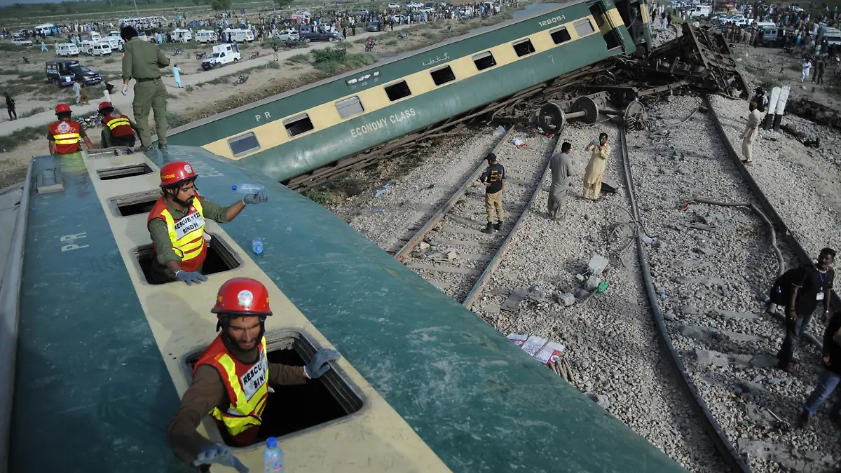 Descarrilamiento de tren en Pakistán
