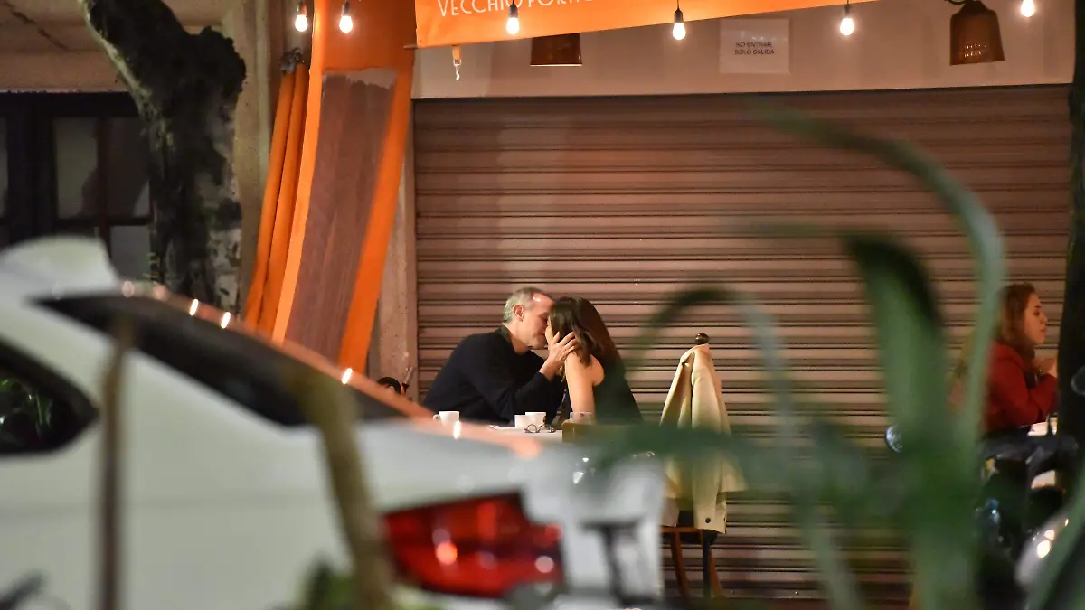 hugo lopez gatell beso