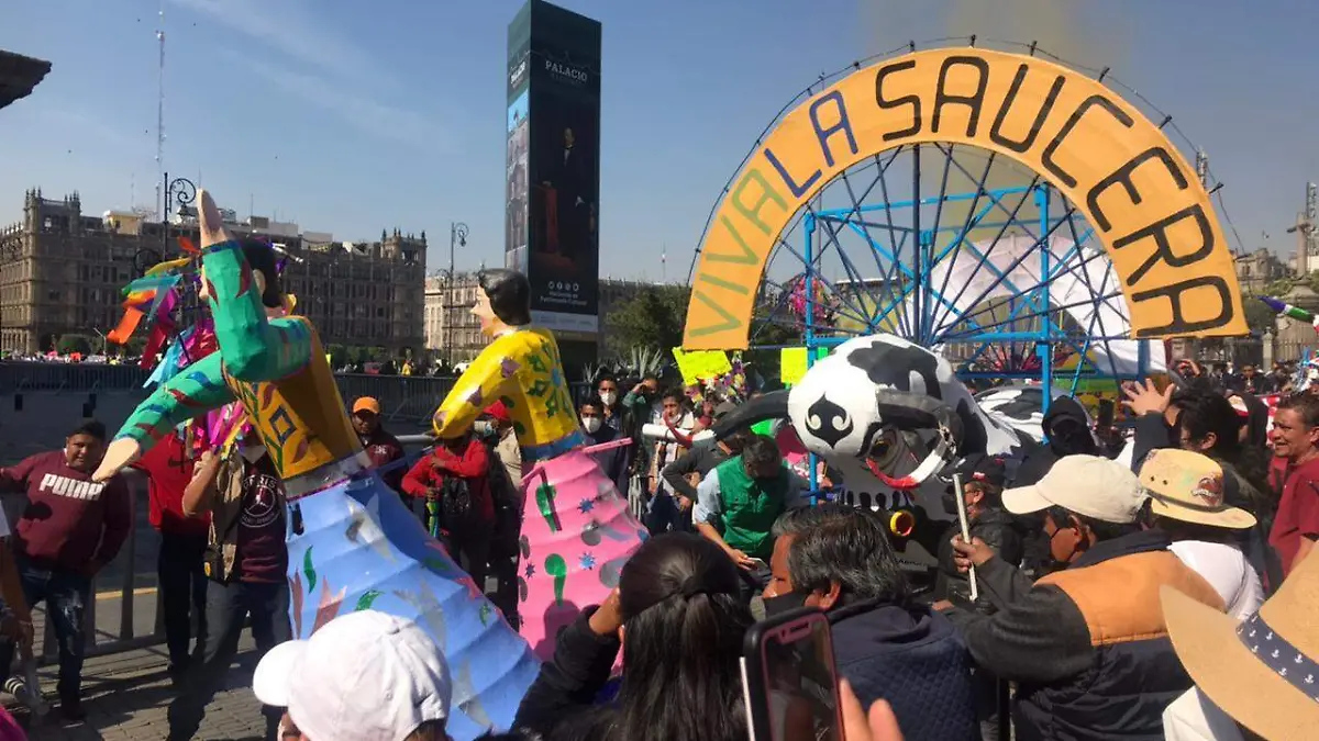 cohetes palacio nacional protesta amlo tultepec palacio nacional (2)