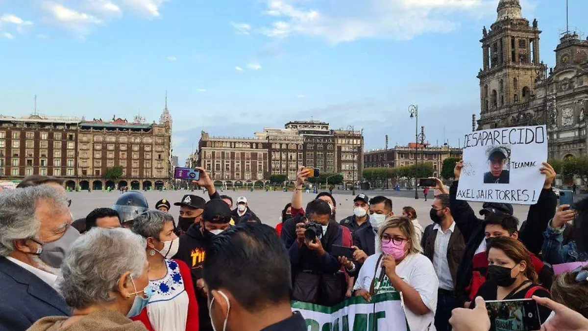 madres de desaparecidos afuera de palacio nacional