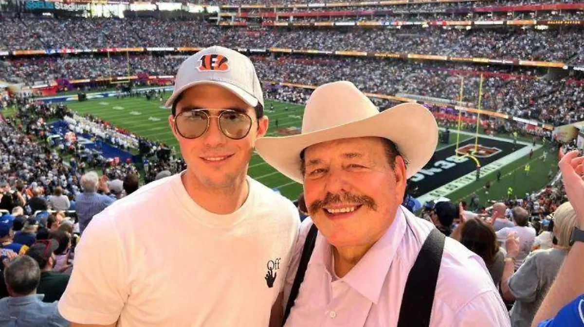 Senador de MOrena en partido de NFL Super Bowl