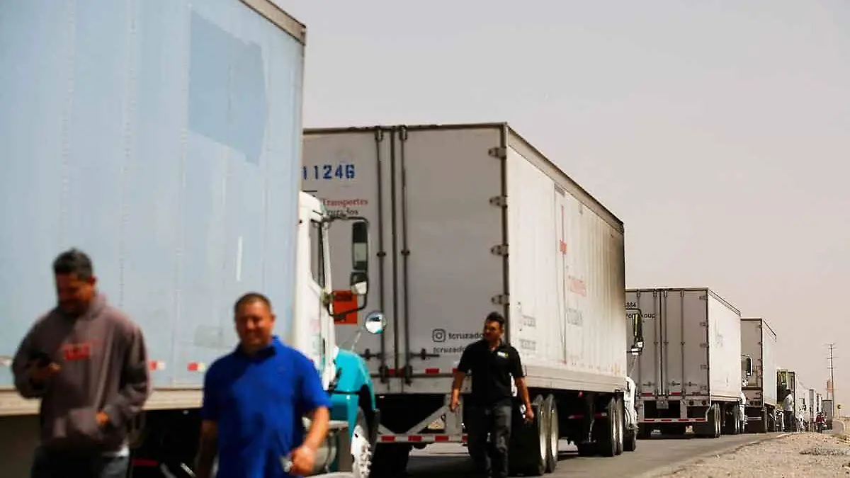 transportistas-esperan-por-horas-en-la-frontera-Mexico-Texas-por-revisiones