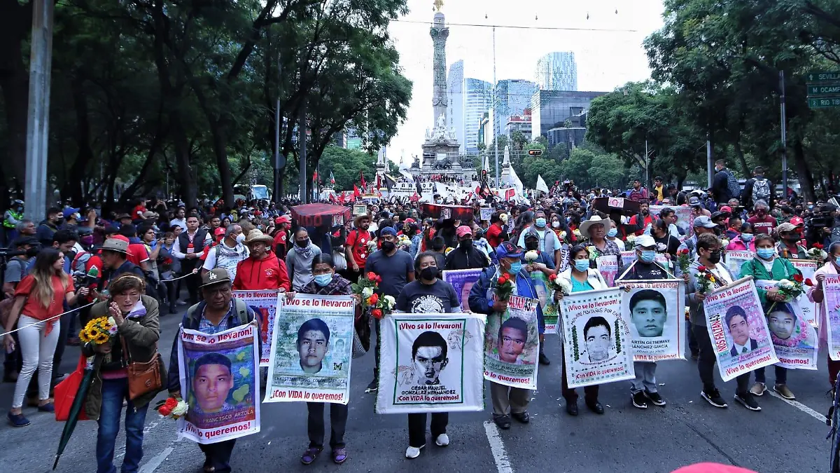 Inicia marcha de los 43 normalistas