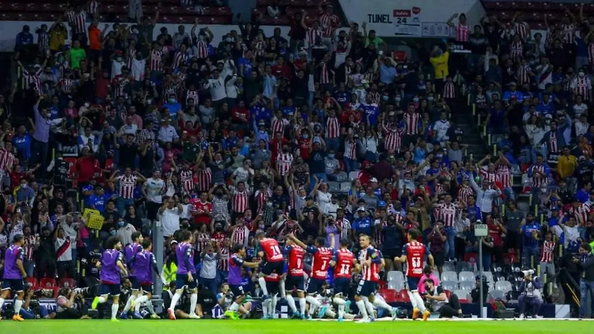Chivas le gana a Cruz Azul en el Azteca