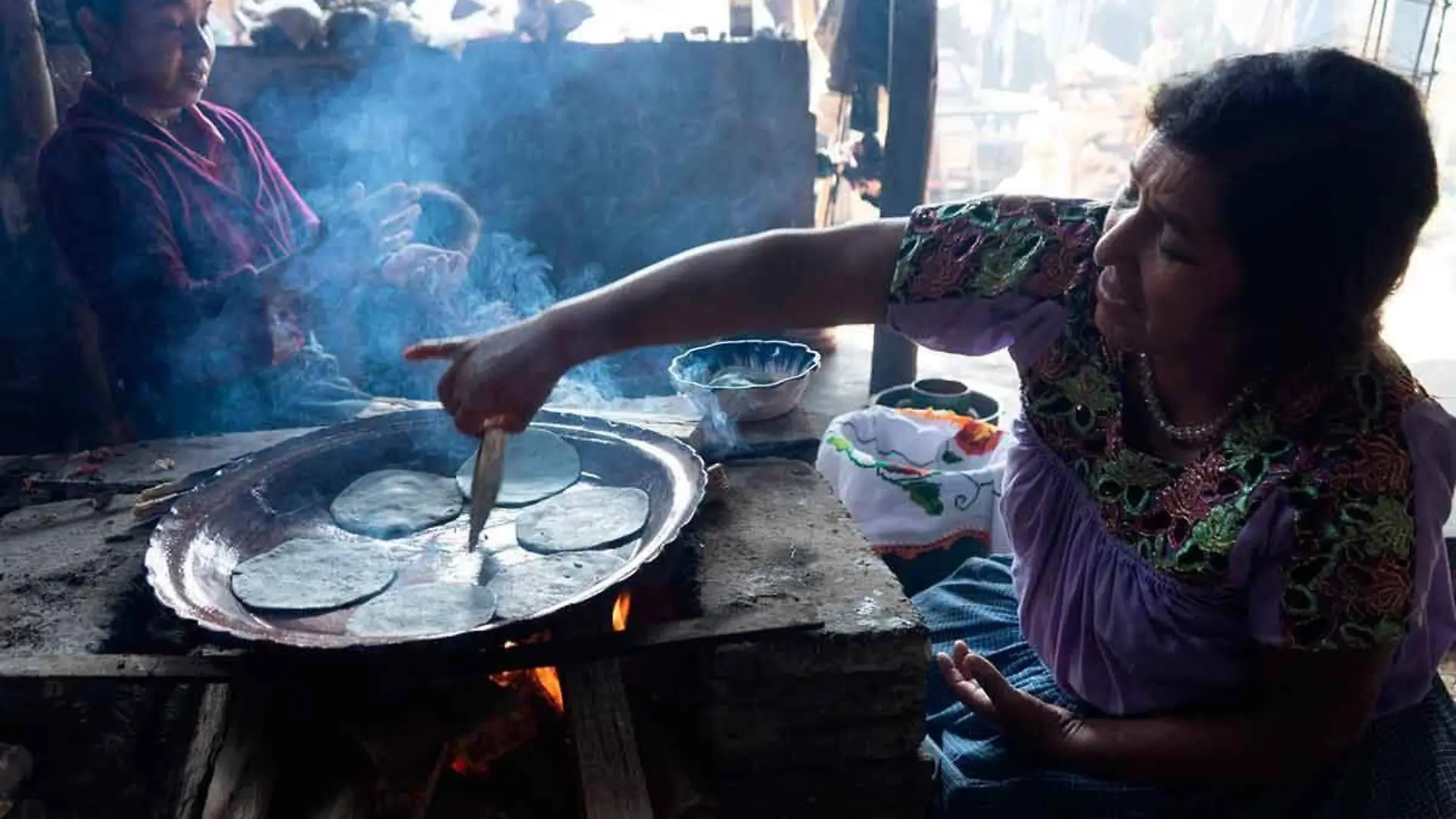 Mujeres-haciendo-tortillas-de-color-azul