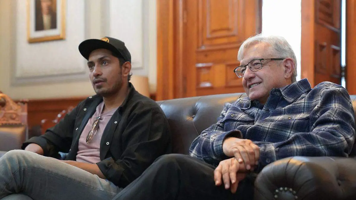 Tenoch Huerta y AMLO ven juntos el partido de México contra Argentina