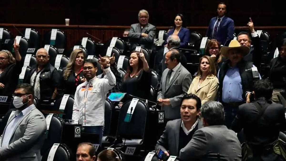 Diputados-de-Morena-en-sesion